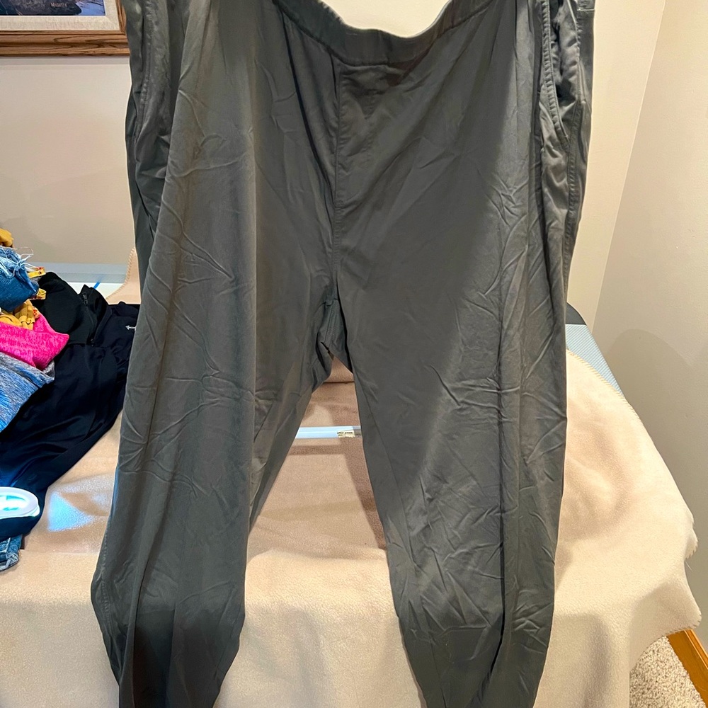 North Face Joggers - sage green